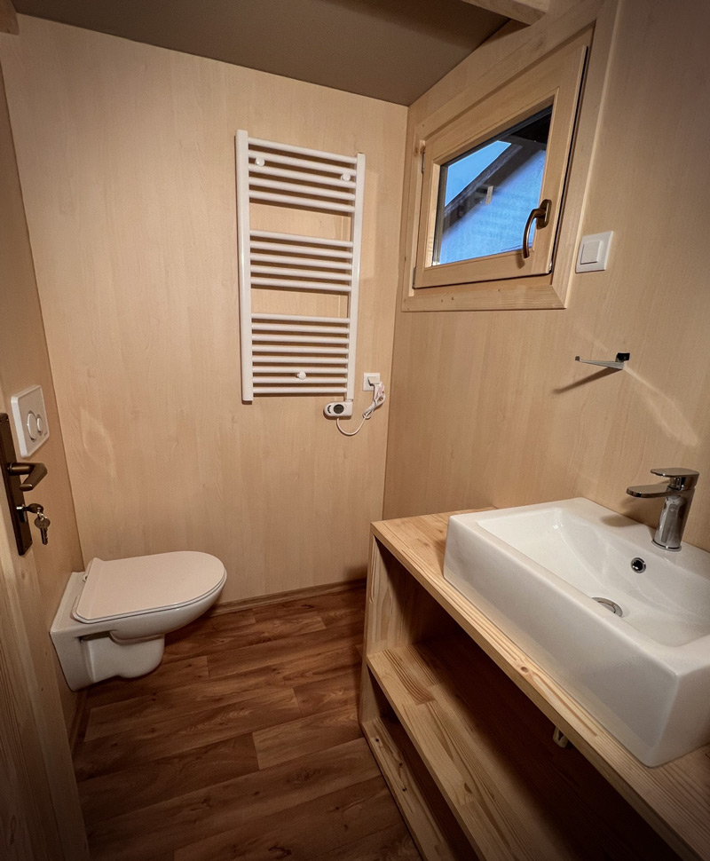 salle de bain extérieure camping luxe